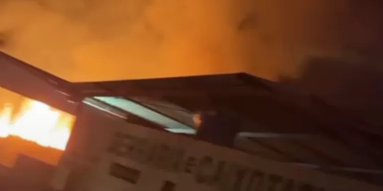 Incêndio de Grande Proporção Atinge Área Externa de Serralheria e Caixotaria em Janaúba