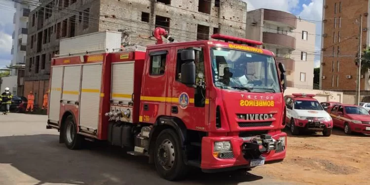 Caminhão-Tanque com 14 Mil Quilos de Gás de Cozinha Entala em Viaduto Central de Montes Claros