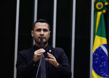 Primeira pesquisa para o governo de Minas em 2026 aponta liderança de Cleitinho
