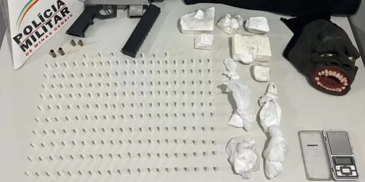 Polícia Militar de Padre Carvalho apreende armas e drogas durante operação contra roubo de cargas