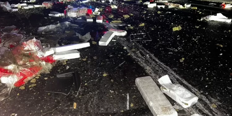 Colisão entre caminhões revela transporte de grande carga de maconha na BR-251, em Salinas